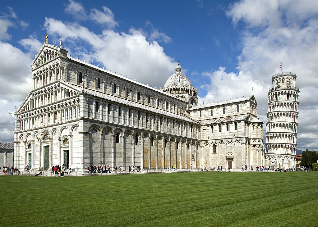 Il corpo basilicale, con la celebre Torre di Pisa, che ne rappresenta il campanile