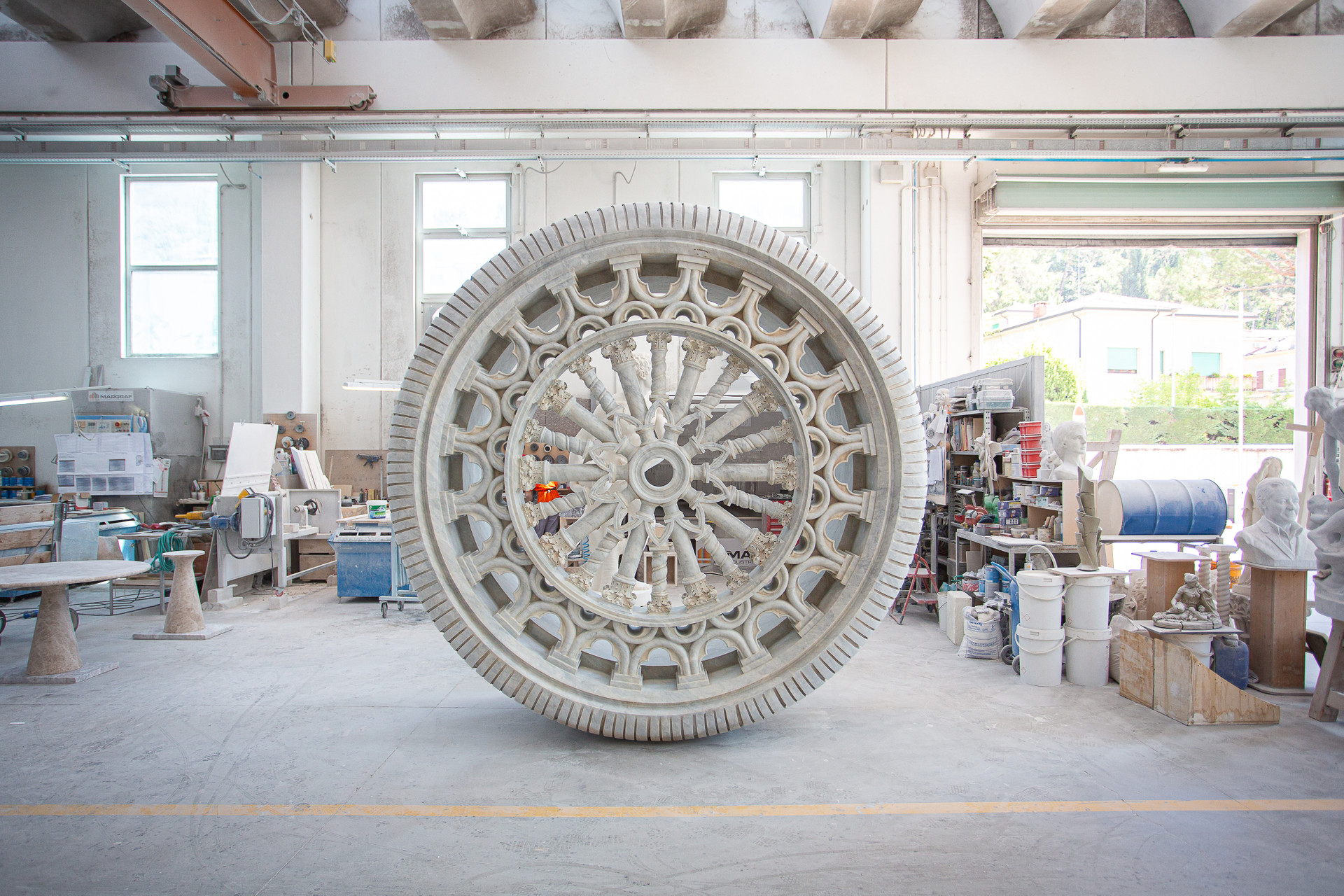 La nuova opera di Fabio Viale: una ruota con un rosone in marmo per una concessionaria di Miami