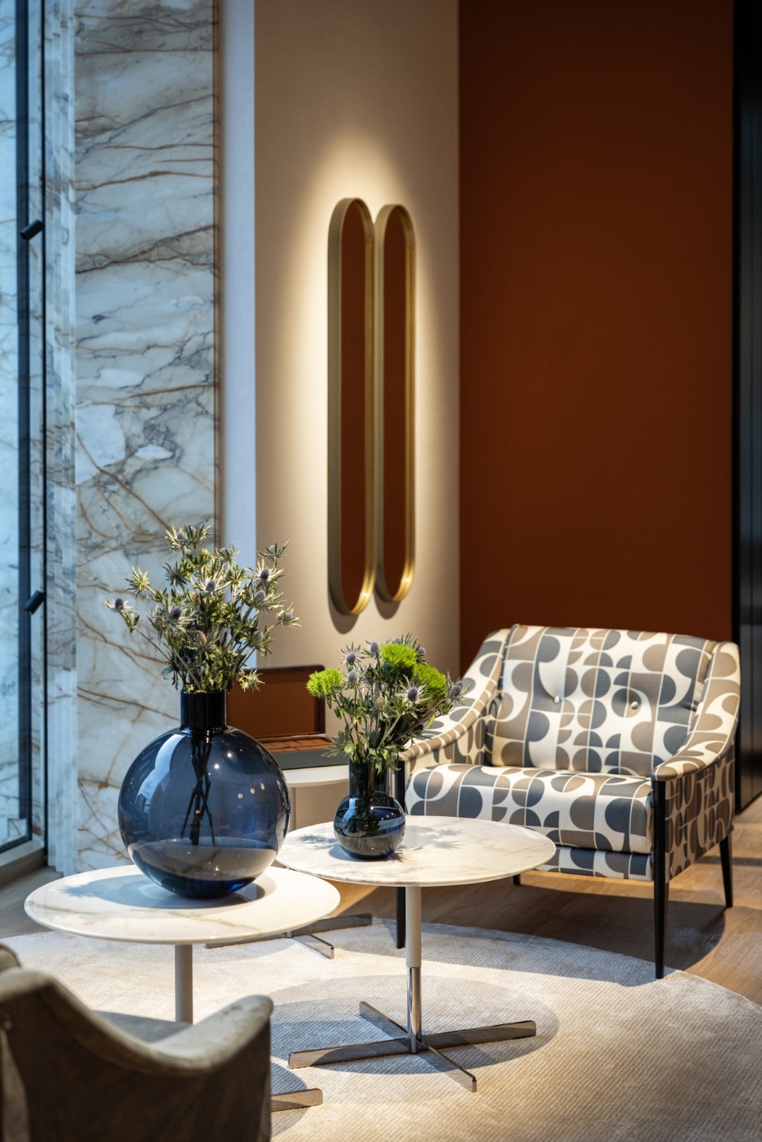 A Carrara apre il nuovo store monobrand Poltrona Frau: i portali monumentali di Franchi Umberto Marmi in Calacatta 900