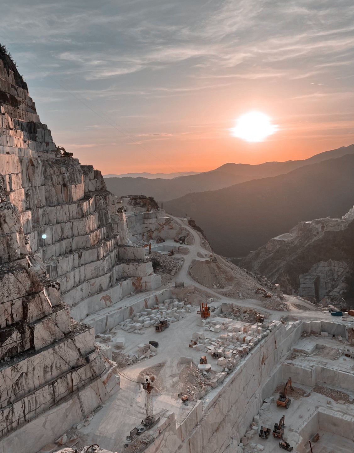 Dove nasce il marmo: le cave di Carrara tra storia, lavorazione e paesaggio di un’architettura millenaria.